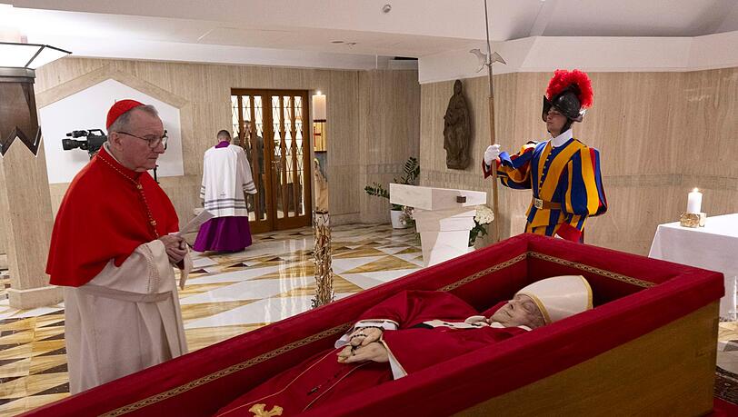 Der tote Papst Franziskus liegt nun in der Kapelle seiner Residenz Santa Marta im offenen Sarg.